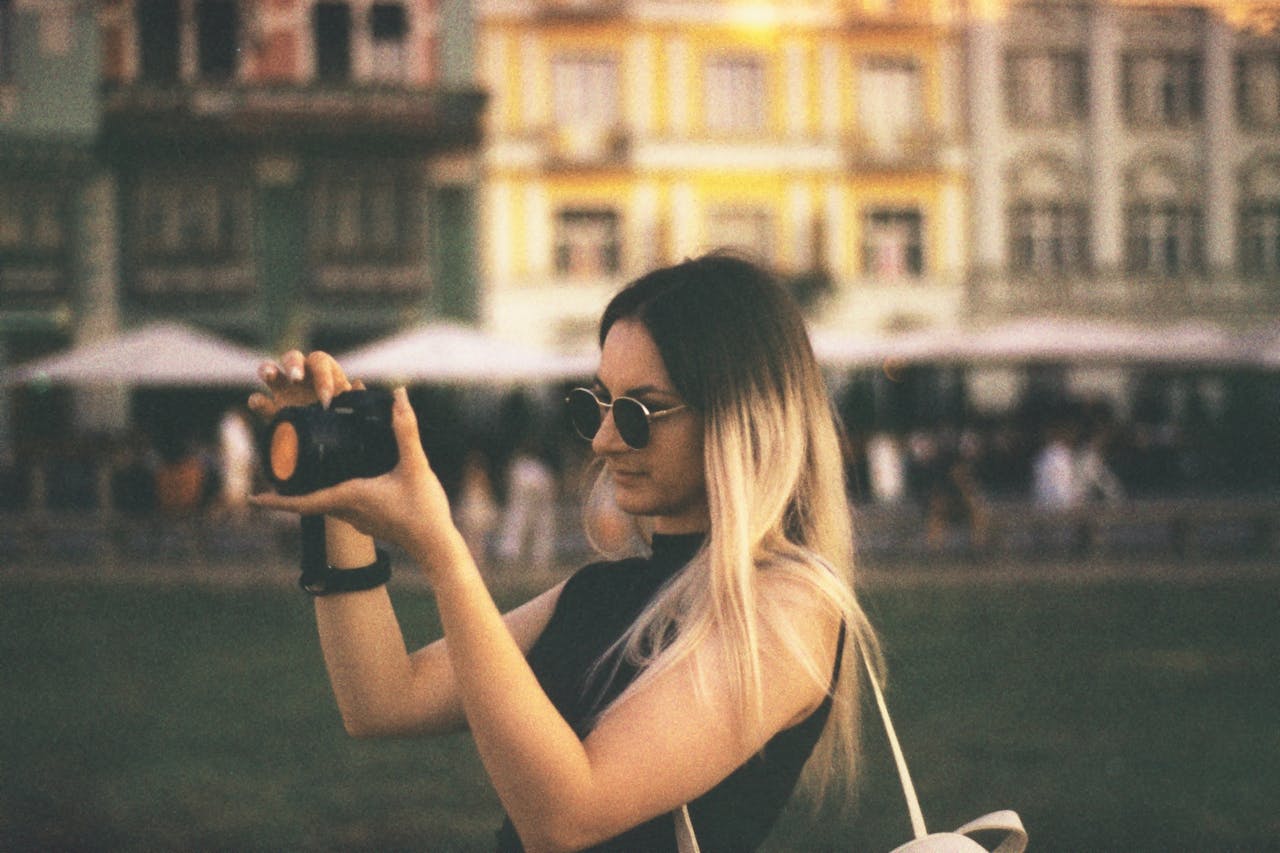 young-woman-photographing-in-vintage-style-32600151